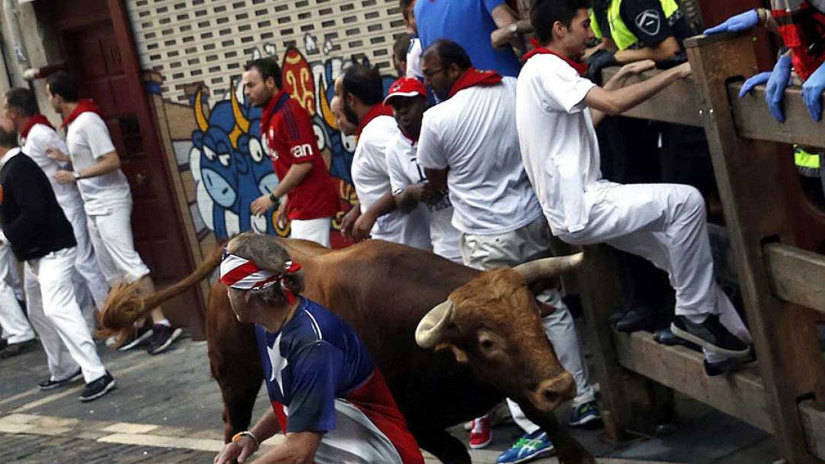 Imágenes de televisión sobre un encierro de los sanfermines.