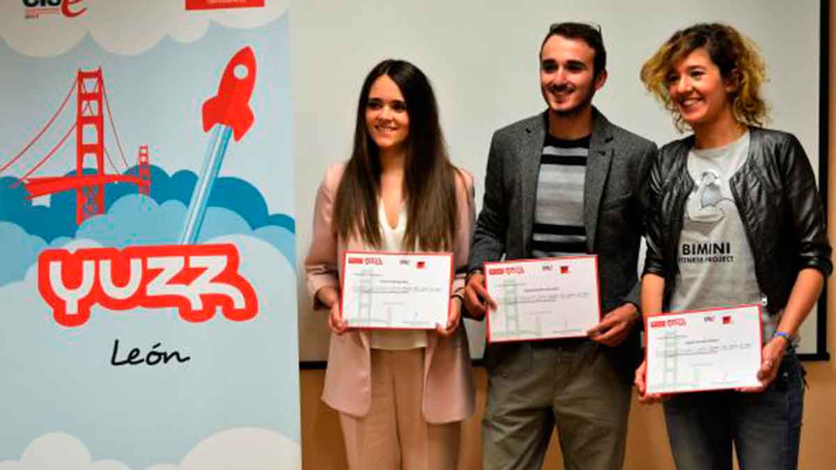Romón con el diploma del programa Yuzz junto a sus compañeras. | L.N.C.