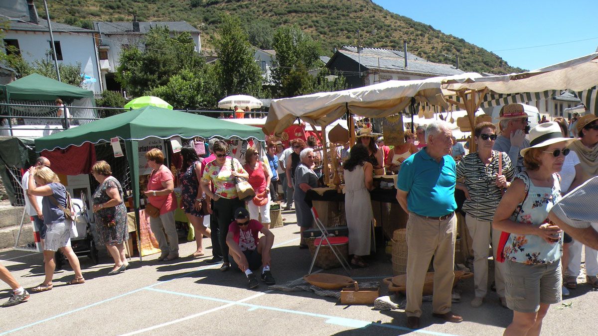 Bullicio y un intenso calor se dieron cita en la XII Muestra de Artesanía y Oficios Tradicionales celebrada en Murias de Paredes. | ESTEFANÍA NIÑO