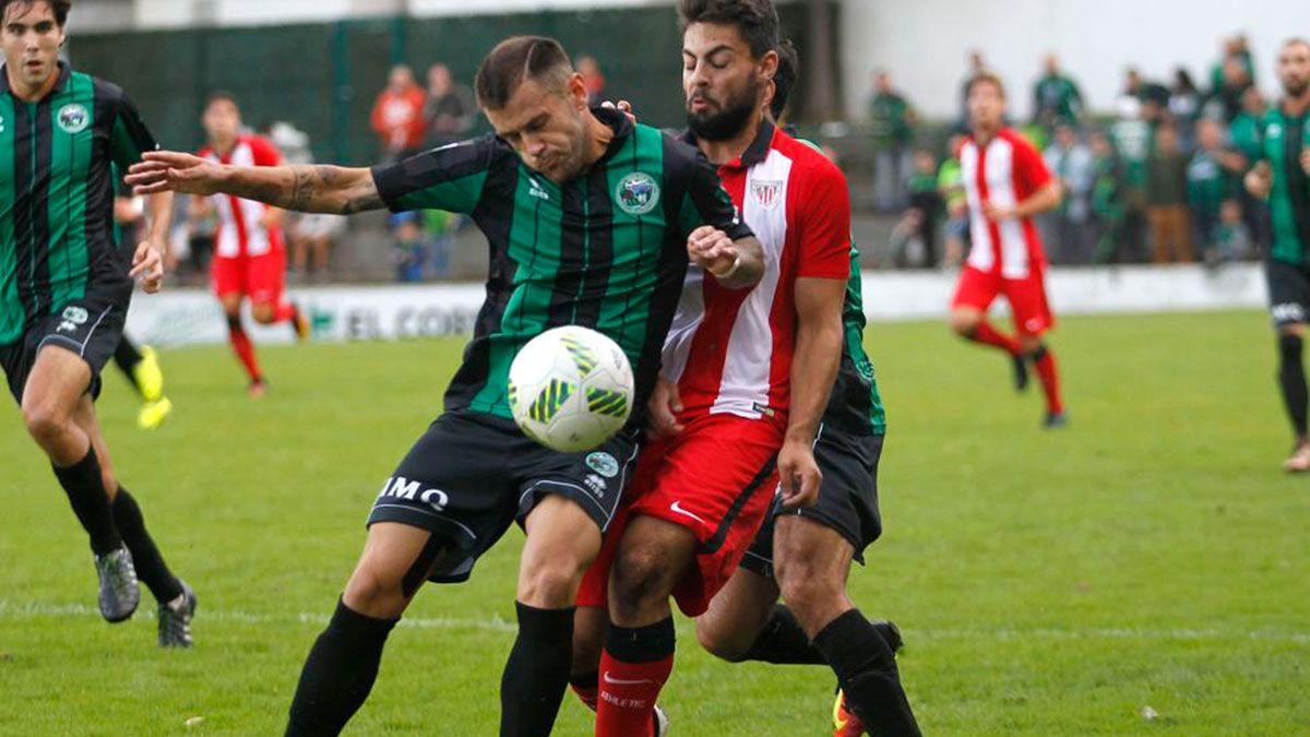 Jon García protege un balón ante el Bilbao Athletic. | M.D.