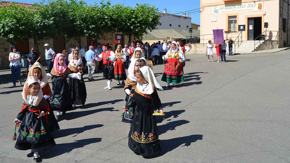 El grupo folclórico durante su actuación, ayer en el Val. | P. FERRERO