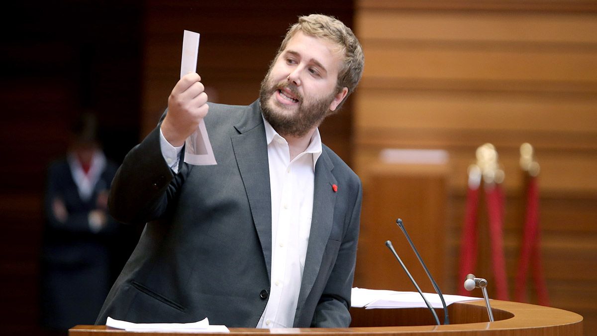 El procurador socialista Álvaro Lora durante el pleno de las Cortes de Castilla y León. | ICAL