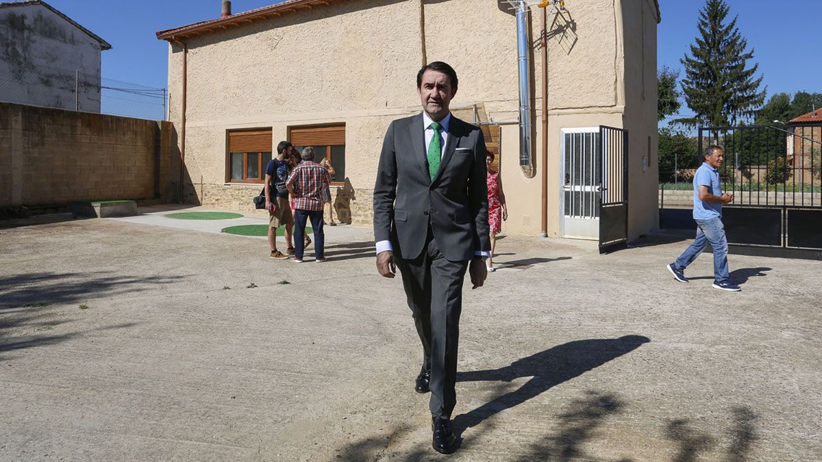 El consejero de Fomento y Medio Ambiente, Juan Carlos Suárez-Quiñones, este lunes en Carneros. | ICAL