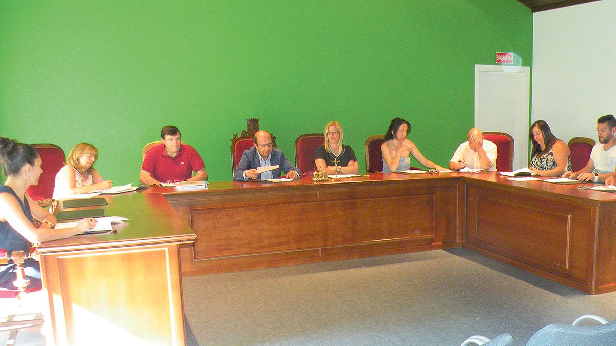Un momento del pleno ordinario celebrado este lunes en el Ayuntamiento de La Pola de Gordón. | E. NIÑO
