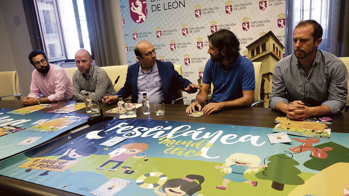 El vicepresidente Francisco Castañón con los organizadores de Festilánea 2017. | DANIEL MARTÍN