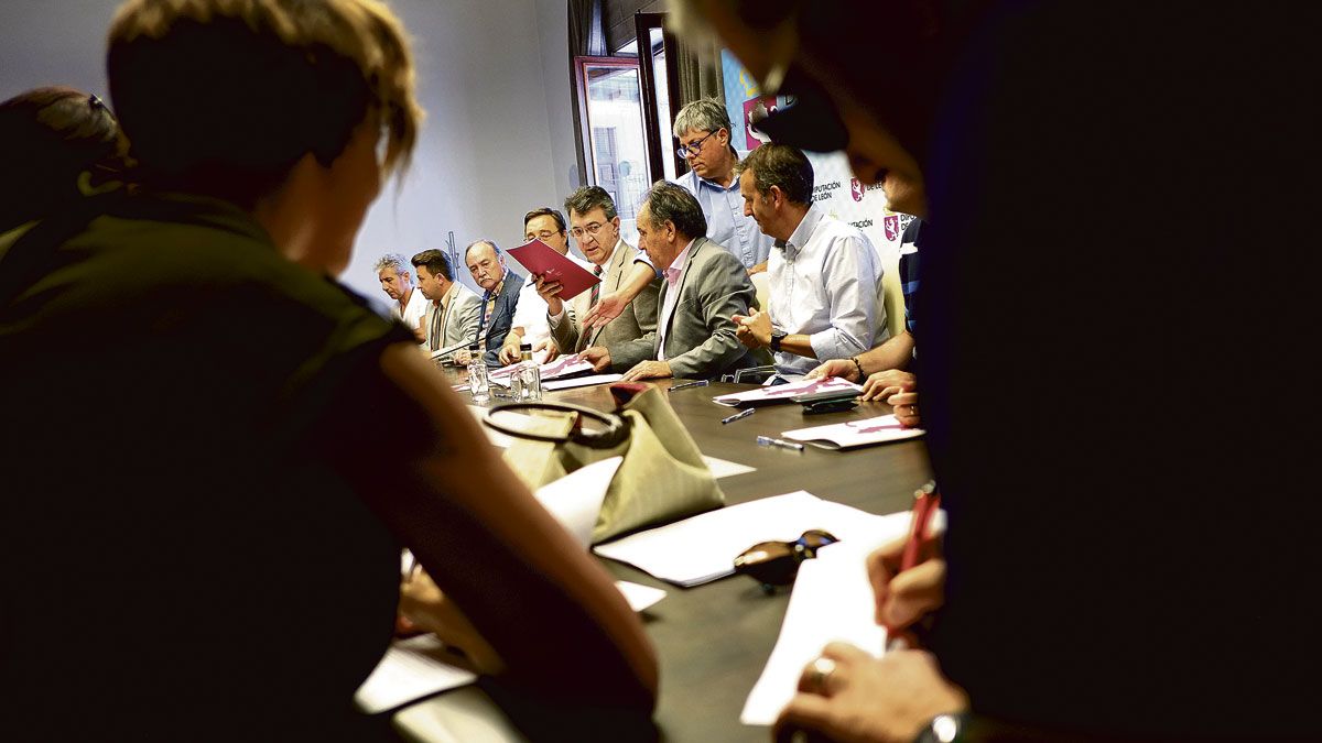 Un momento de la firma de los convenios con los 14 ayuntamientos que gestionan las Escuelas de Música. | DANIEL MARTÍN