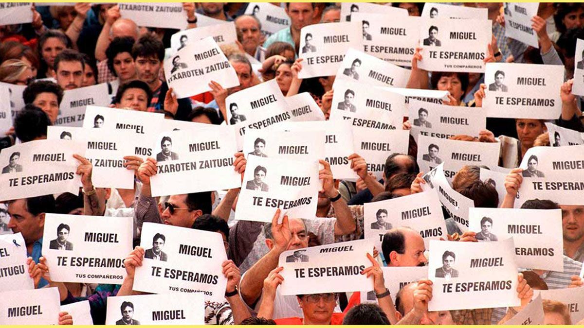 Imagen de una de las manifestaciones que se llevaron a cabo tras el asesinato de Miguel Ángel Blanco. | CRONICANORTE