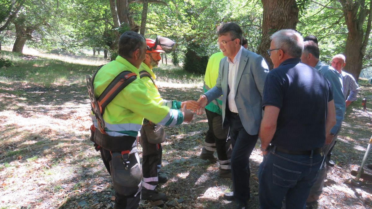 Los brigadas forestales bercianos recibieron la visita del presidente de la Diputación. | L.N.C.