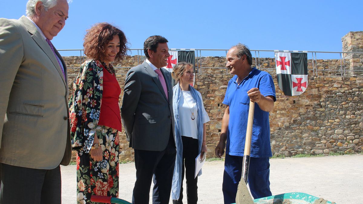 Carriedo visitando los talleres de empleo en el castillo de Ponferrada al lado de la alcaldesa y del delegado territorial .| ICAL