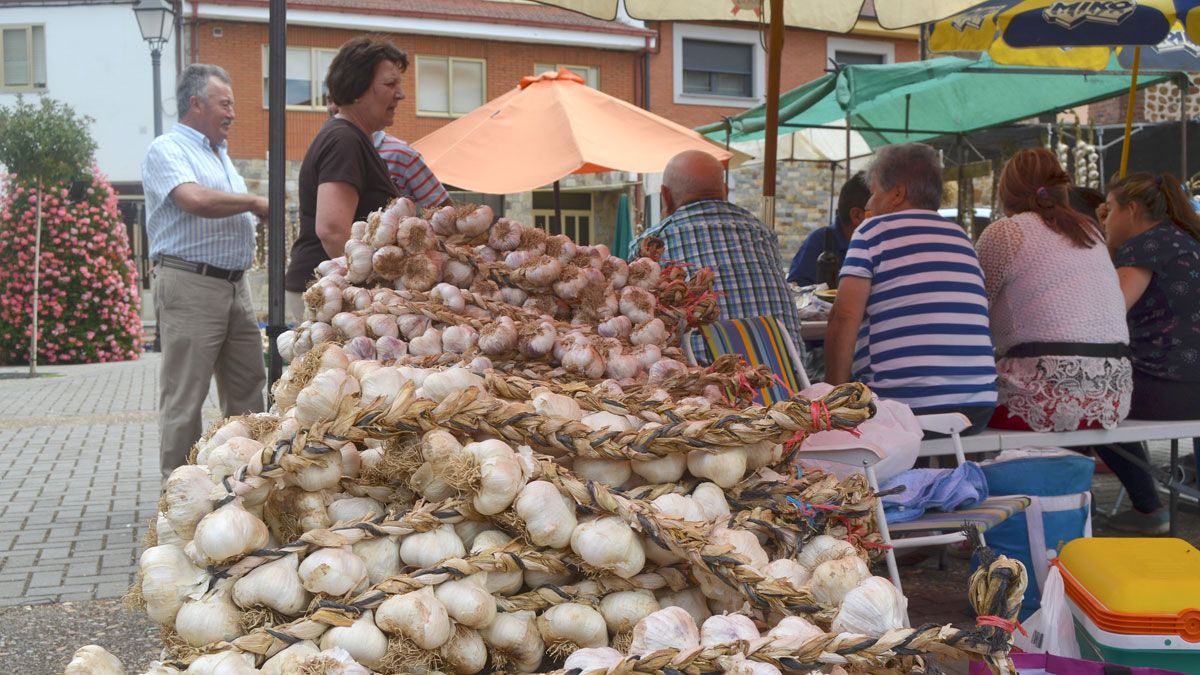 Santa Marina acogió casi un centenar del producto estrella, el ajo, en la feria más tradicional. | P. FERRERO