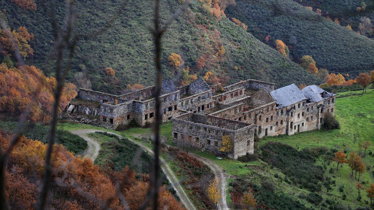 Antiguo poblado de los trabajadores de la explotación de wolframio en la Peña del Seo. | Eduardo Margareto (Ical)