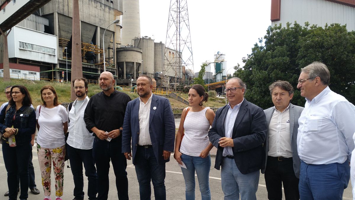 Los miembros de la comisión en su visita a Endesa en Cubillos del Sil ayer. | M.I.
