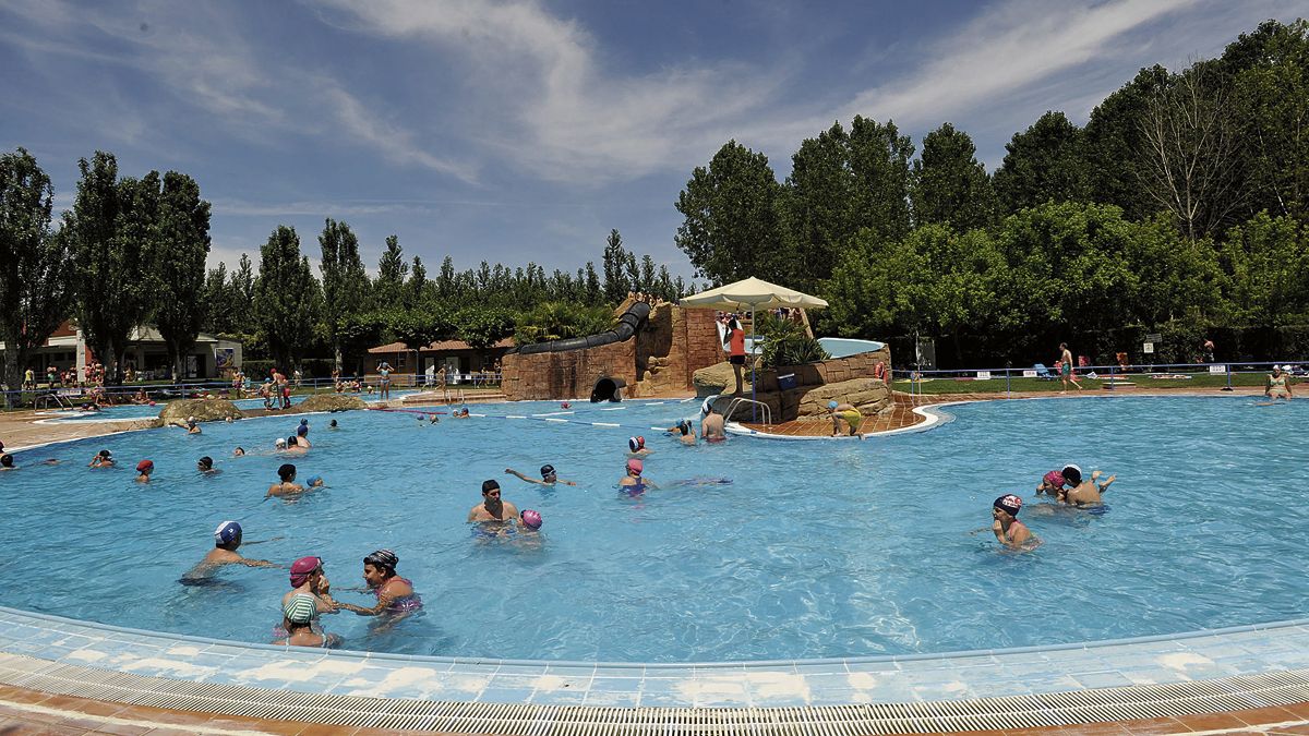 Piscina lúdica de Valencia de Don Juan, uno de los vasos de agua con los que cuenta El Mundo del Agua. | DANIEL MARTÍN
