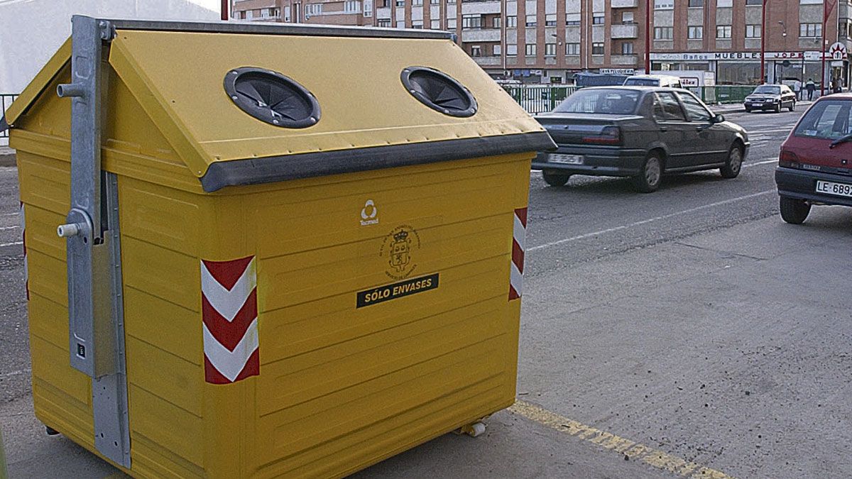 Un contenedor de reciclaje en San Andrés. | L.N.C.