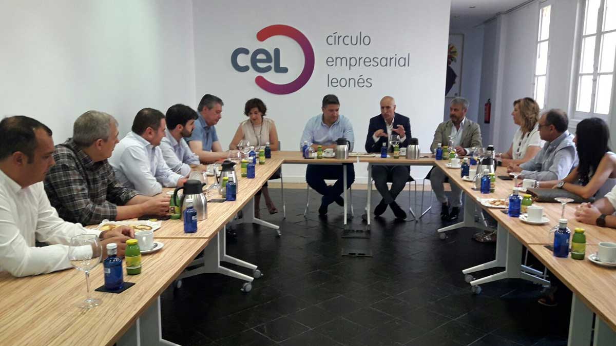 Directivos del CEL y de la Agrupación Municipal del PSOE se han reunido en la sede de la organización empresarial. | LN.C.