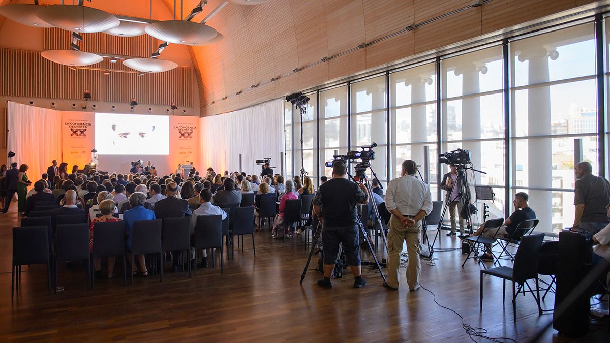 Diez cualificados profesionales en sonido, imagen, iluminación y coordinación, pusieron su acento en la organización del acto.