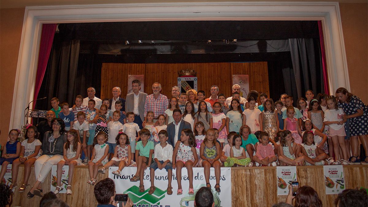 Foto de familia de los participantes en el XVII Concurso de Cuentos y Dibujos de Mansurle. | T.G.