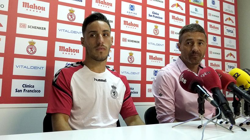 Carcelén, durante su presentación de la Cultural, junto a Óscar Cano. | DANIEL MARTIN