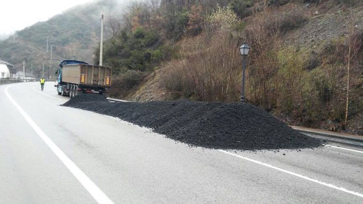Imagen de la carga volcada del camión, que cortó un carril de la CL-631. Imagen de la carga volcada del camión, que cortó un carril de la CL-631.