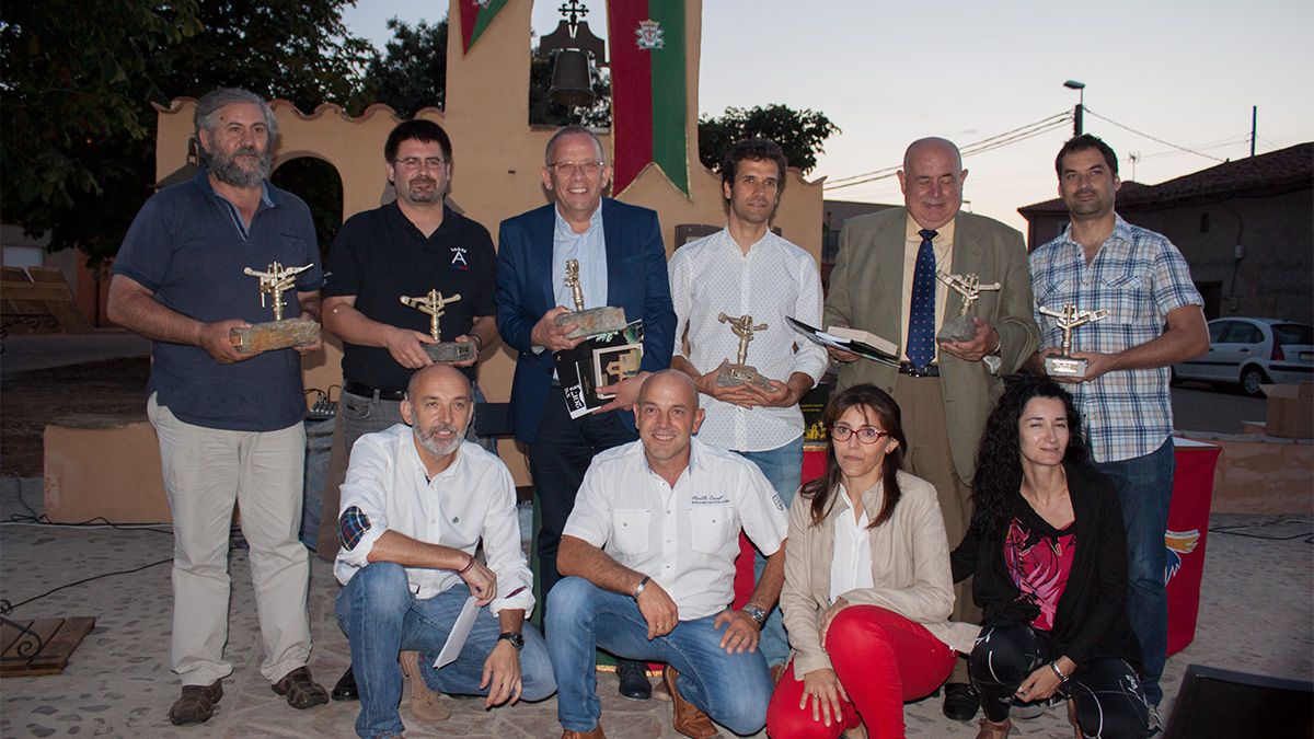 Foto de familia de los premiados con los premios Reja. | T.G.