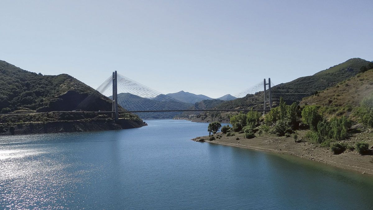 El puente de Barios de Luna consta de dos torres o pórticos con una altura de 123 metros que soportan los tirantes de cables de acero. | LUIS SOLERA SELVI