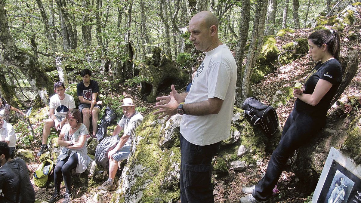 El profesor Javier Rodríguez explica la historia del Pozo Grajero a la entrada de la fosa. | ANA CRISTINA R.