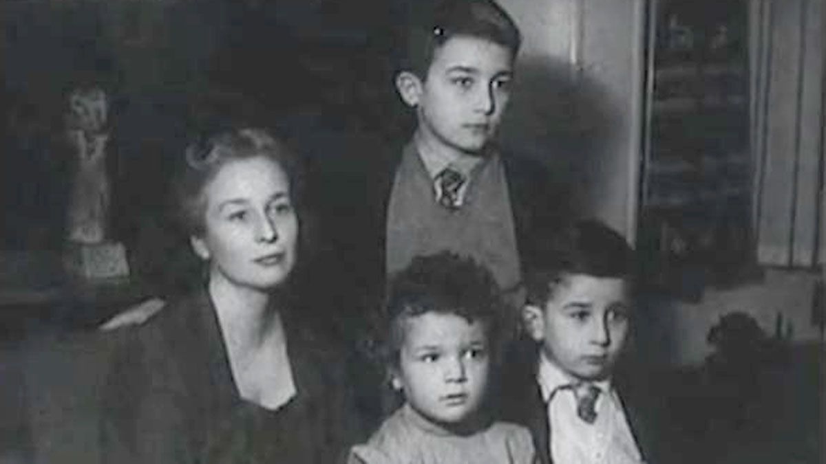 Felicidad Blanc con sus tres hijos, Juan Luis, Leopoldo María y Michi, en la producción de Elías Querejeta. | L.N.C.