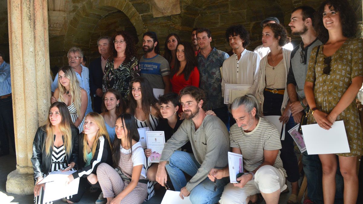 José Carralero, Macarena Ruiz y Raúl Valcarcem a la izquierda, junto a los alumnos y sus diplomas. | D.M.