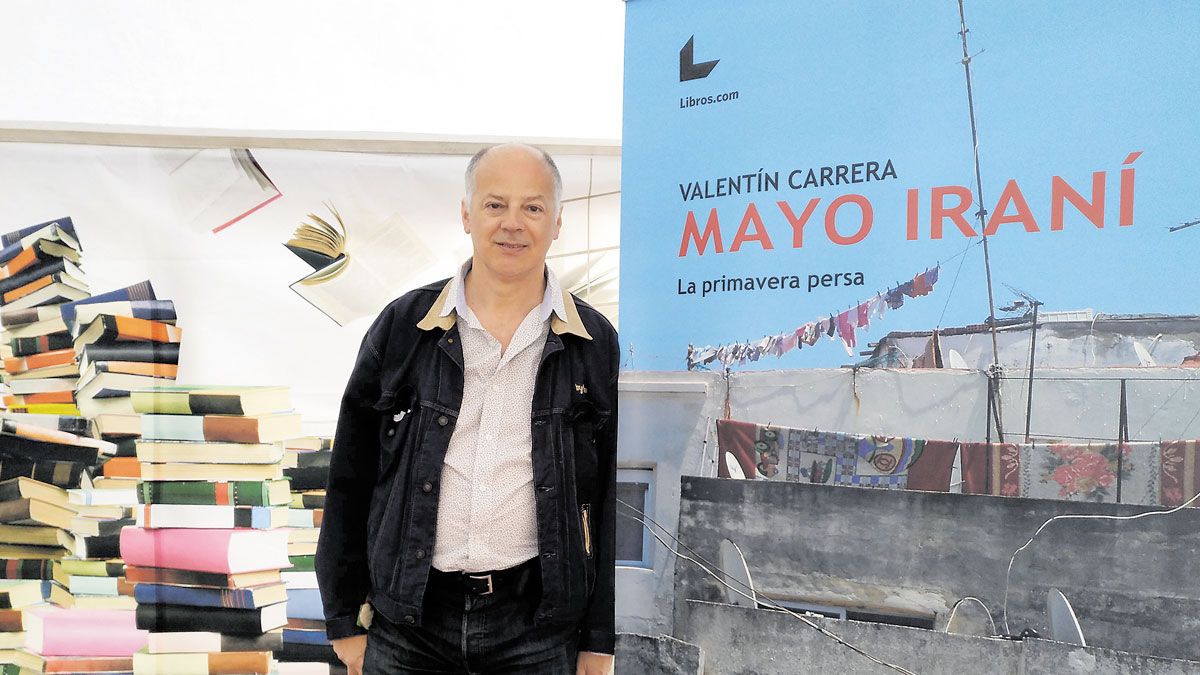 Valentín Carrera antes de la presentación de su ‘Mayo Iraní’ en la feria del libro de Ponferrada.