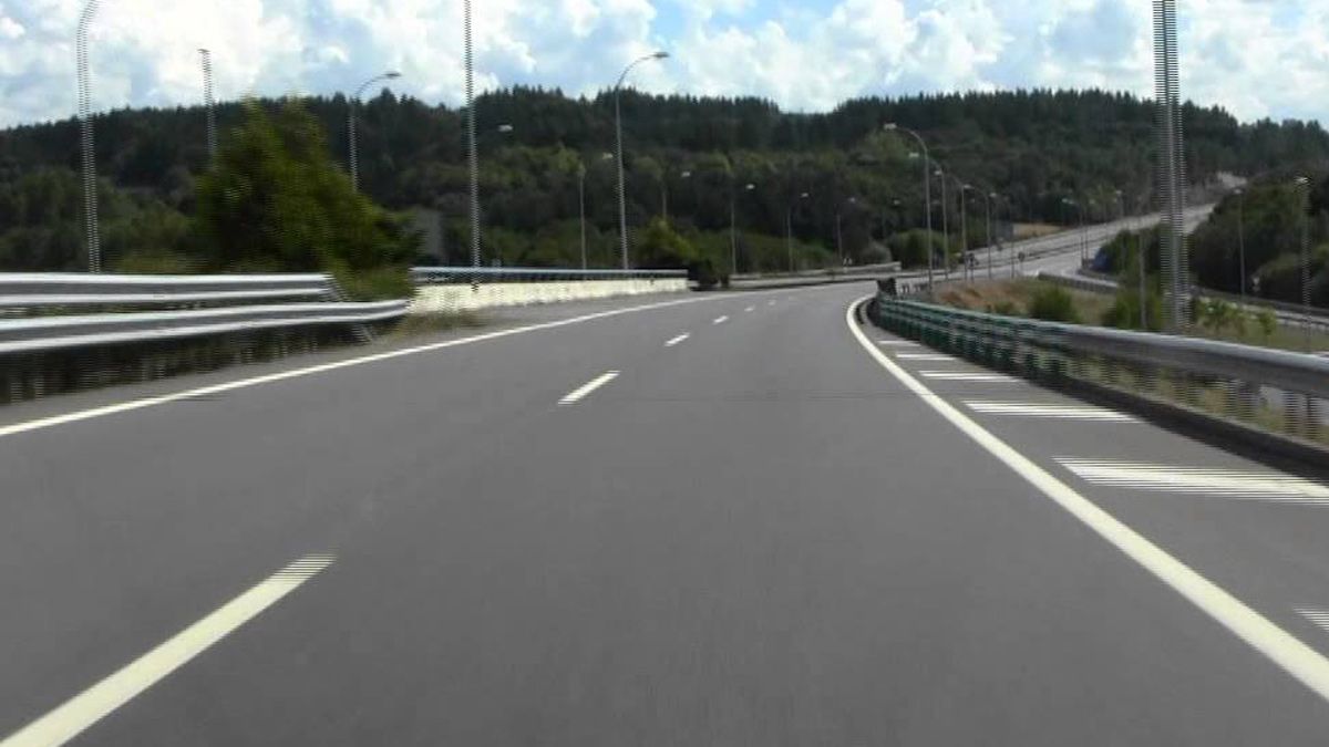 El accidente tuvo lugar en la Autovía del Noroeste , a su paso por la localidad berciana de Torre del Bierzo.