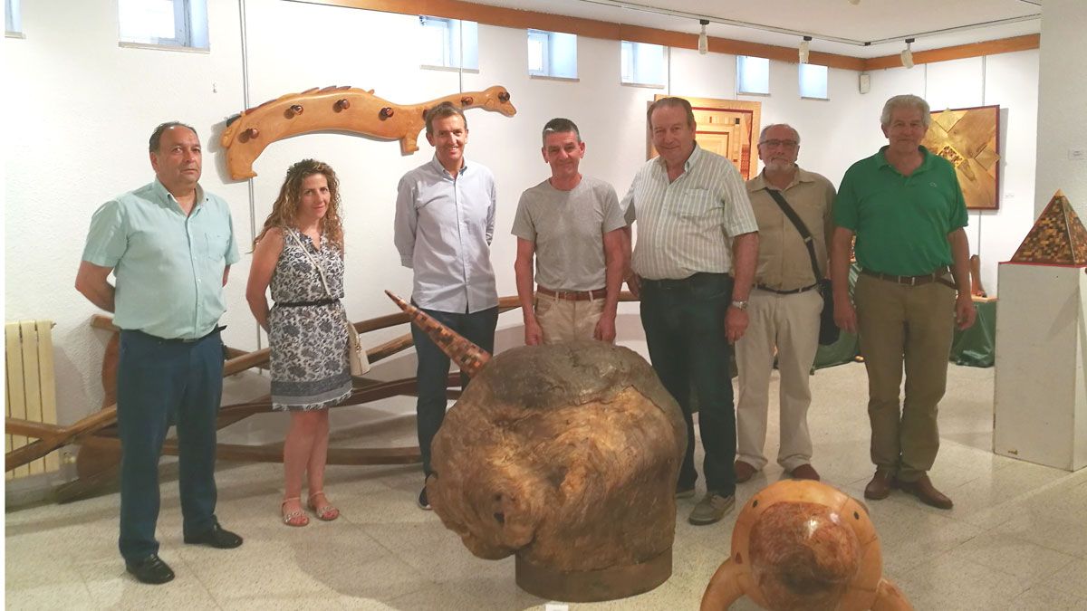 Fotografía de la inauguración de la exposición de escultura de Juan de Dios en La Robla. | L.N.C.