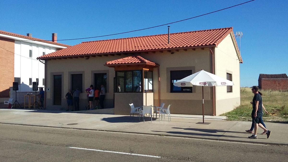 El edificio se encuentra en las inmediaciones de la carretera de La Bañeza.