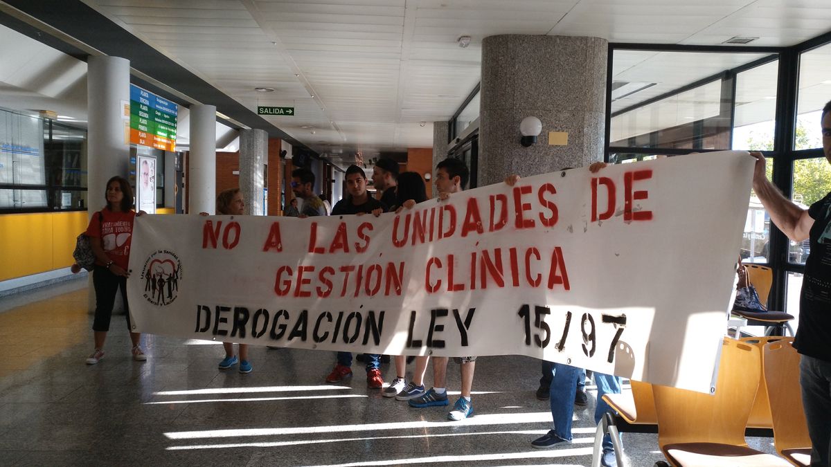 Una veintena de manifestantes inició el encierro en el centro. | M.I.