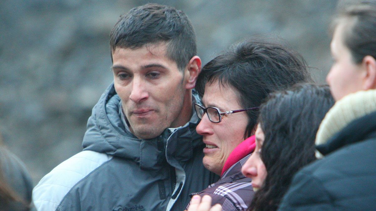 Emoción en la bocamina durante la salida del turno en el que se produjo el accidente. | CÉSAR SÁNCHEZ (ICAL) Emoción en la bocamina durante la salida del turno en el que se produjo el accidente. | CÉSAR SÁNCHEZ (ICAL)