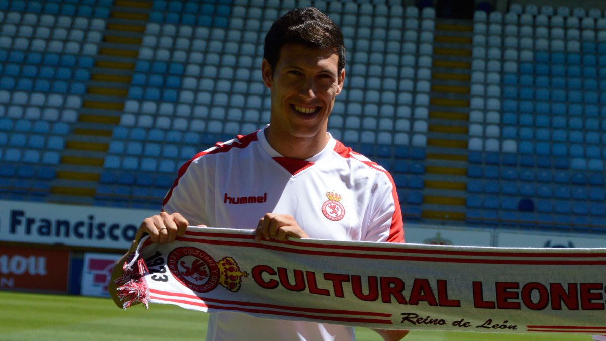 Unai, durante su presentación con la Cultural. | MAURICIO PEÑA Unai, durante su presentación con la Cultural. | MAURICIO PEÑA