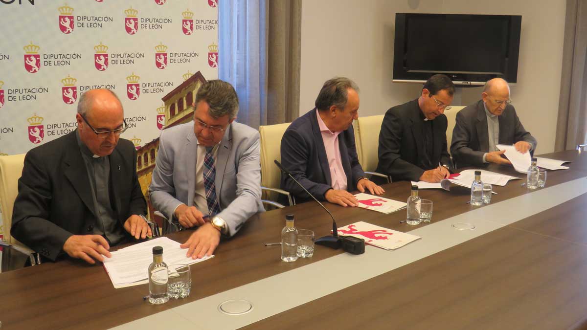 Firma del convenio de la Diputación con los obispados de León y Astorga. | L.N.C.