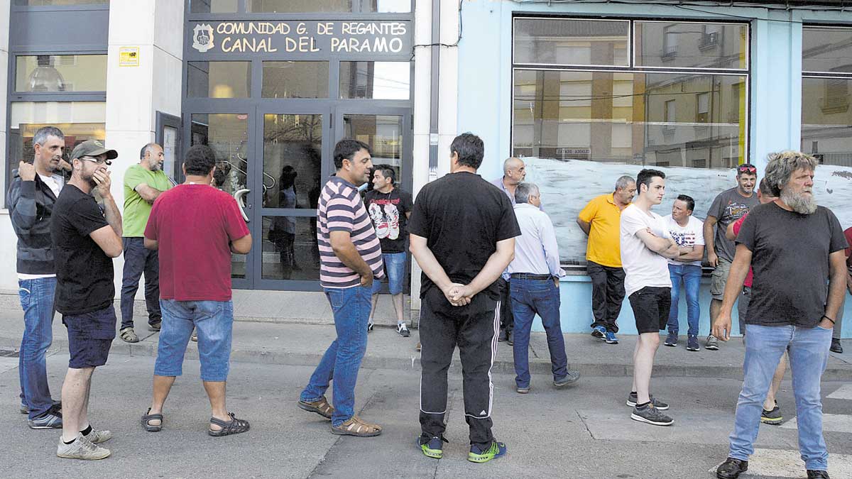 En la reunión de la junta solo estuvieron presentes los vocales de cada pueblo, el resto de los regantes tuvieron que esperar para entrar. | MAURICIO PEÑA