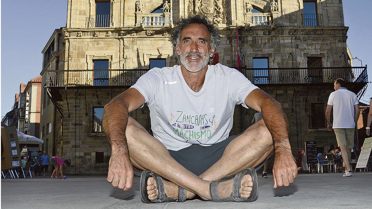 El cantante y compositor madrileño, Rafa Sánchez, ayer en Astorga tras recorrer los 50 kilómetros que le separan de León. | MAURICIO PEÑA