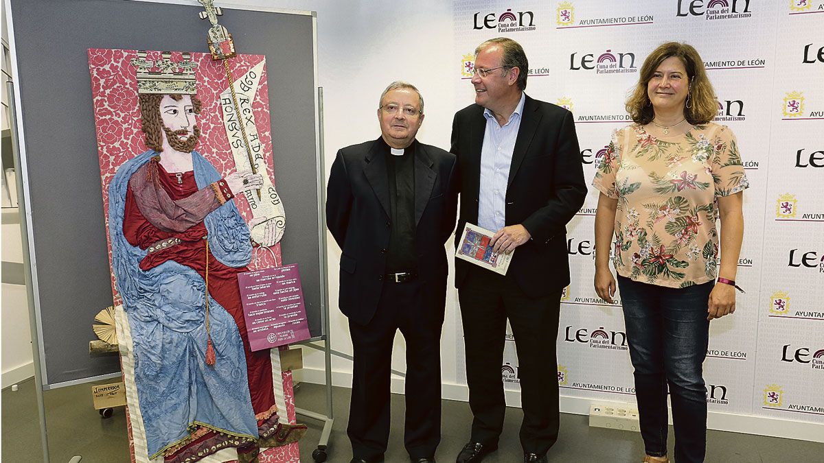 El abad de San Isidoro, Francisco Rodríguez; el alcalde, Antonio Silván, y la concejala de Cultura, Margarita Torres, antes de la presentación. | CÉSAR