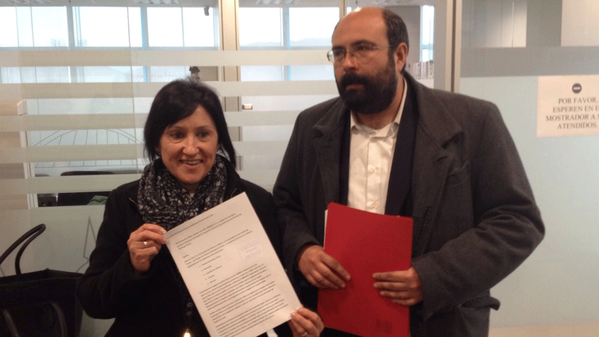 Agure Bilbao y Santiago Ordóñez, ayer ante la Fiscalía en Ponferrada. | D. M.