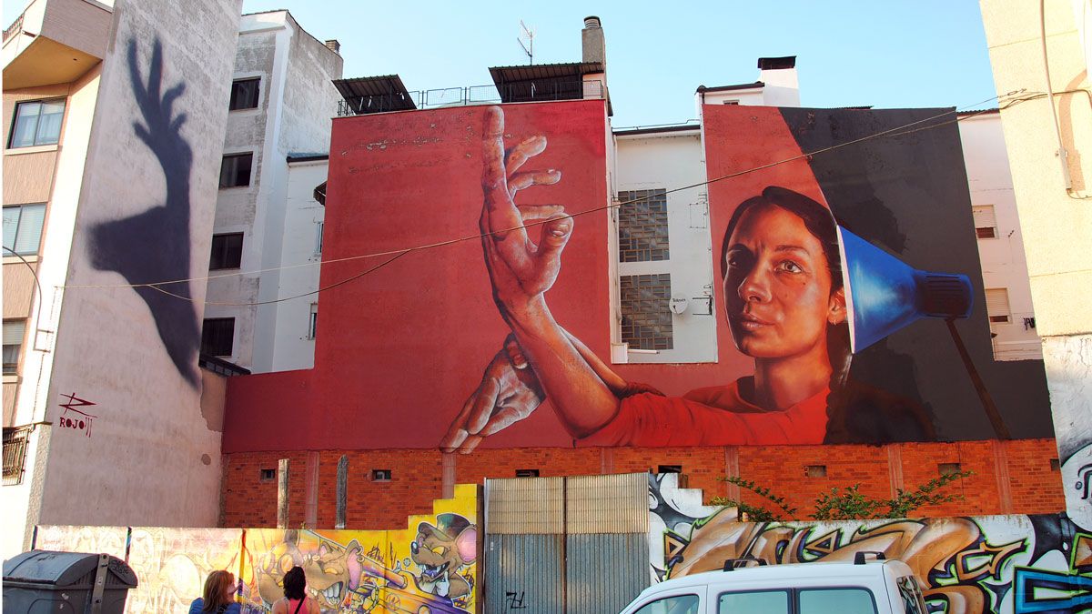 Uno de los trabajos más espectaculares de la pasada edición es el de Rojo!!! en un patio interior de un edificio al final de la calle Tejadillo. | ABAJO