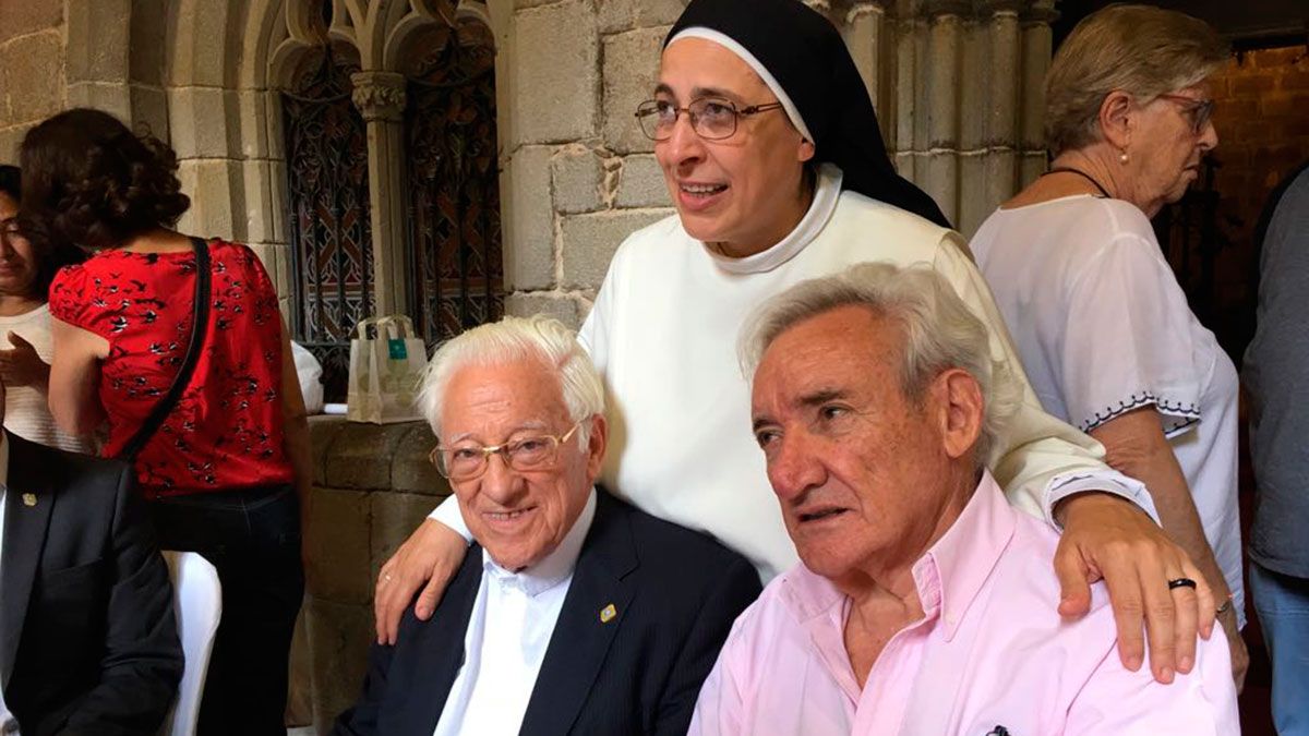 El Padre Ángel junto a Sor Lucía y Luis del Olmo en la celebración del Día del Abuelo.