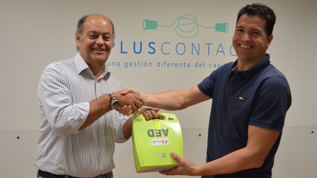 Matías Sánchez, de Carflor, hace entrega de uno de los desfibriladores a Alfonso Andrés, Director General de Pluscontacto.