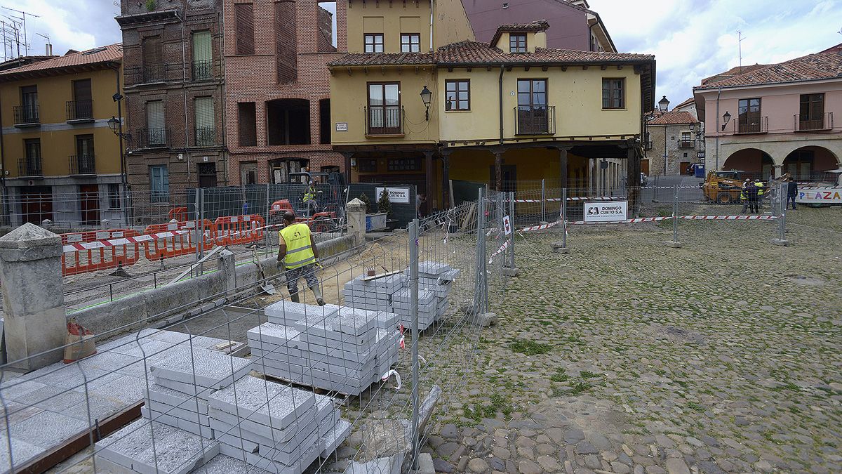 Imagen de las obras de la Plaza del Grano. | MAURICIO PEÑA