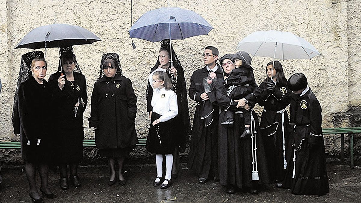 La lluvia ha arruinado muchas procesiones durante los últimos años. | MAURICIO PEÑA La lluvia ha arruinado muchas procesiones durante los últimos años. | MAURICIO PEÑA