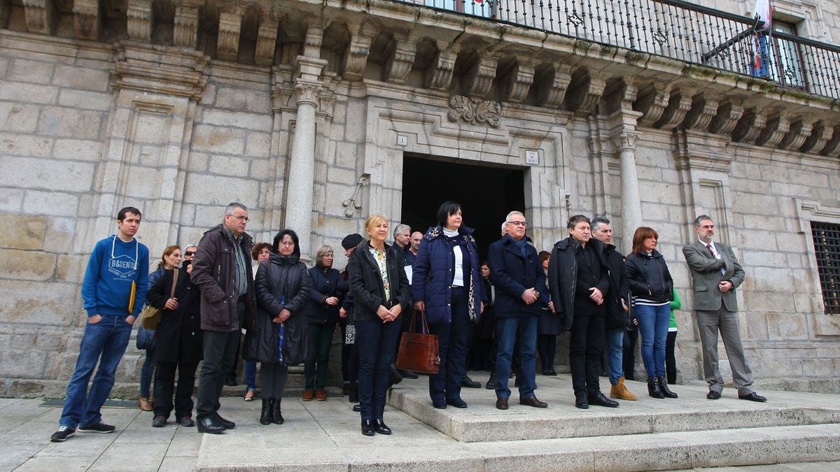 Un minuto de silencio en el Ayuntamiento de Ponferrada por el accidente en Torre del Bierzo. | C. Sánchez (Ical)