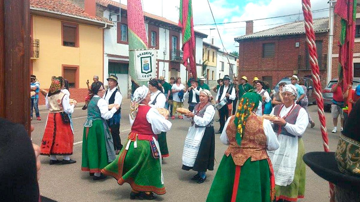 El grupo folclórico Rescoldo pondrá la música y el baile tradicional antes de la comida.