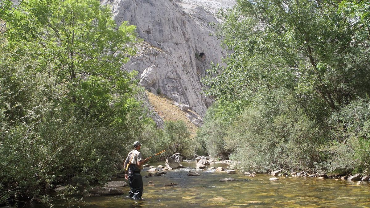 Un pescador, en uno de los ríos de la provincia. | R. PRADO