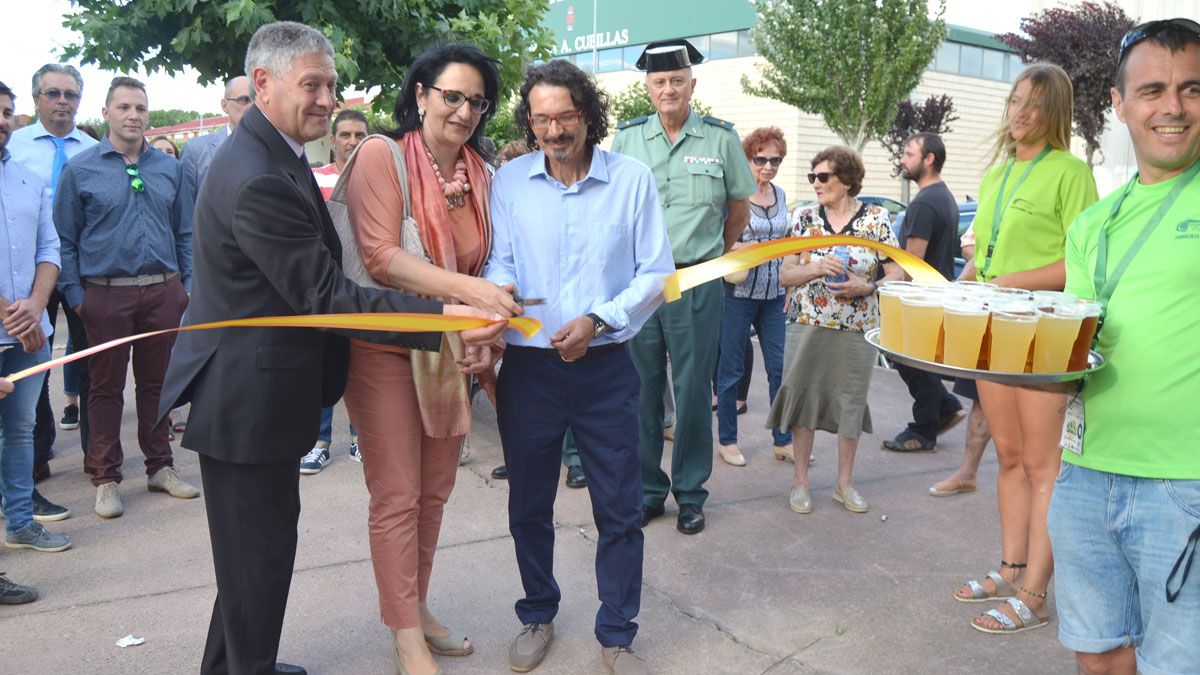 Un momento de la inauguración de la feria a cargo de Julio Seoánez, Teresa Mata y José Antonio Alonso-Santocildes. | P. FERRERO