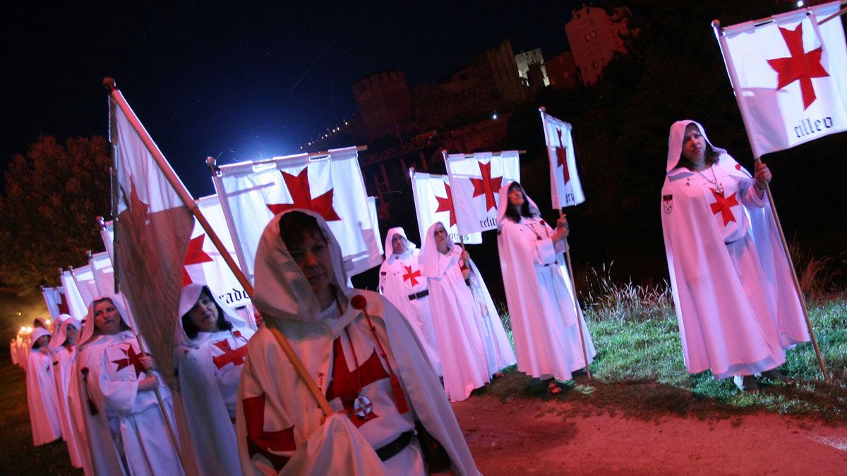 En Ponferrada se recrea la Noche Templaria recordando el paso de la Orden por el Castillo de los templarios.| Ical